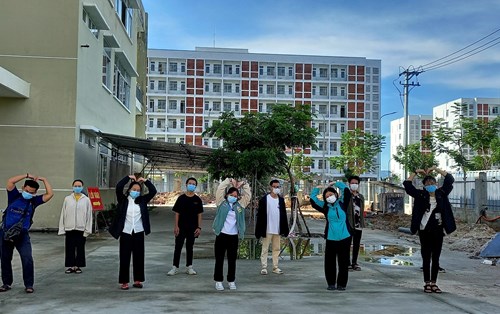 Sinh viên Đại học Đông Á tiếp tục hỗ trợ bệnh viện dã chiến đợt 2