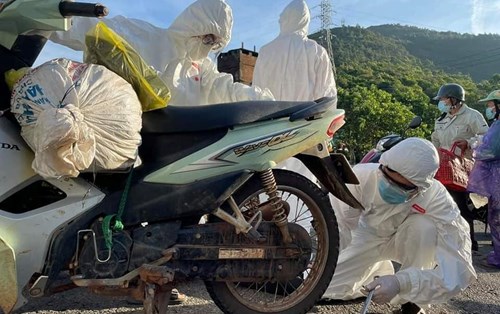 Tiếp tục cứu hộ xe máy giúp bà con về quê tránh dịch