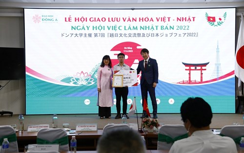 Vũ Thái Sơn - sinh viên năm 2 khoa Ngôn ngữ và Văn hóa Nhật Đại học Đông Á chiến thắng cuộc thi hùng biện tiếng Nhật cúp Hoa Anh Đào lần 2, năm 2022