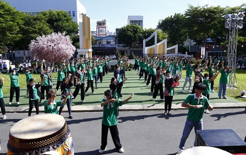 Đồng diễn vũ điệu yosakoi mở đầu chuỗi chương trình Lễ hội giao lưu văn hóa Việt Nhật 2022 tại Đại học Đông Á