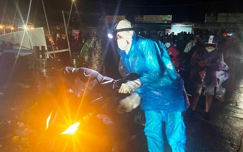 "Biệt đội” SOS cứu hộ xe máy, tiếp sức người dân về quê tránh dịch an toàn